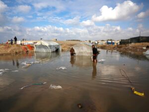 غزة.. الأمطار تغرق مئات الخيام ومياه الصرف والقمامة تفاقمان المخاطر