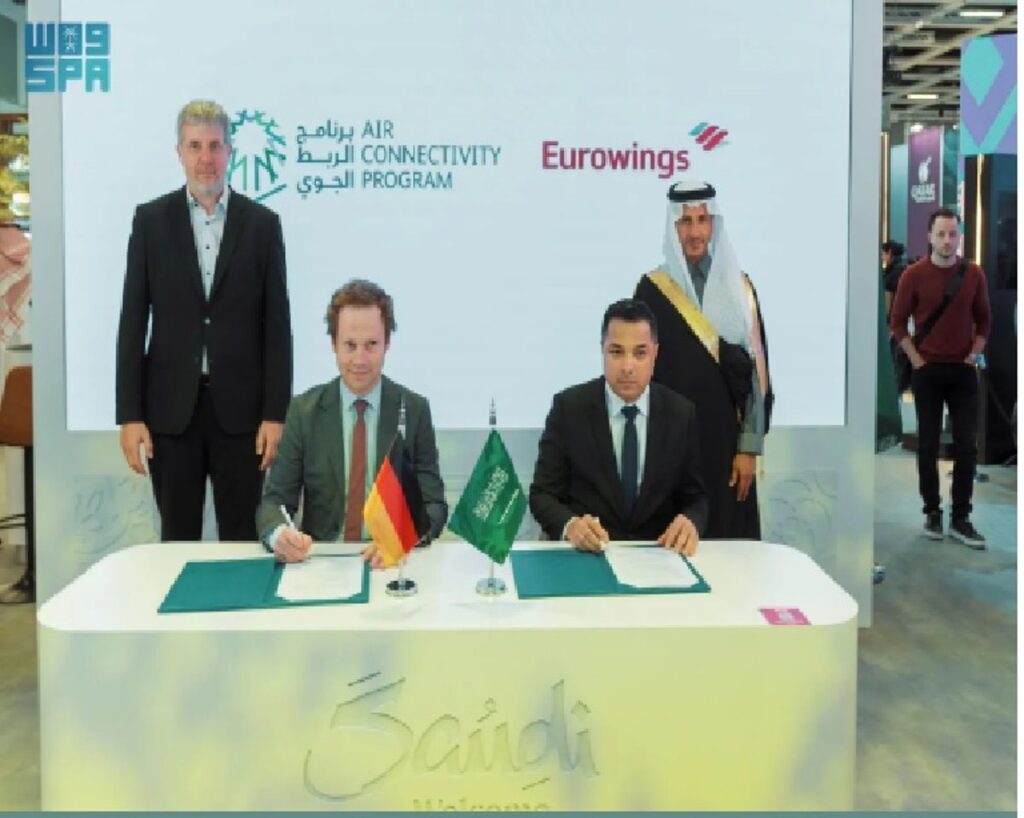 وزير السياحة يشهد توقيع اتفاقية بين برنامج الربط الجوي وخطوط “يورو وينغز” الألمانية