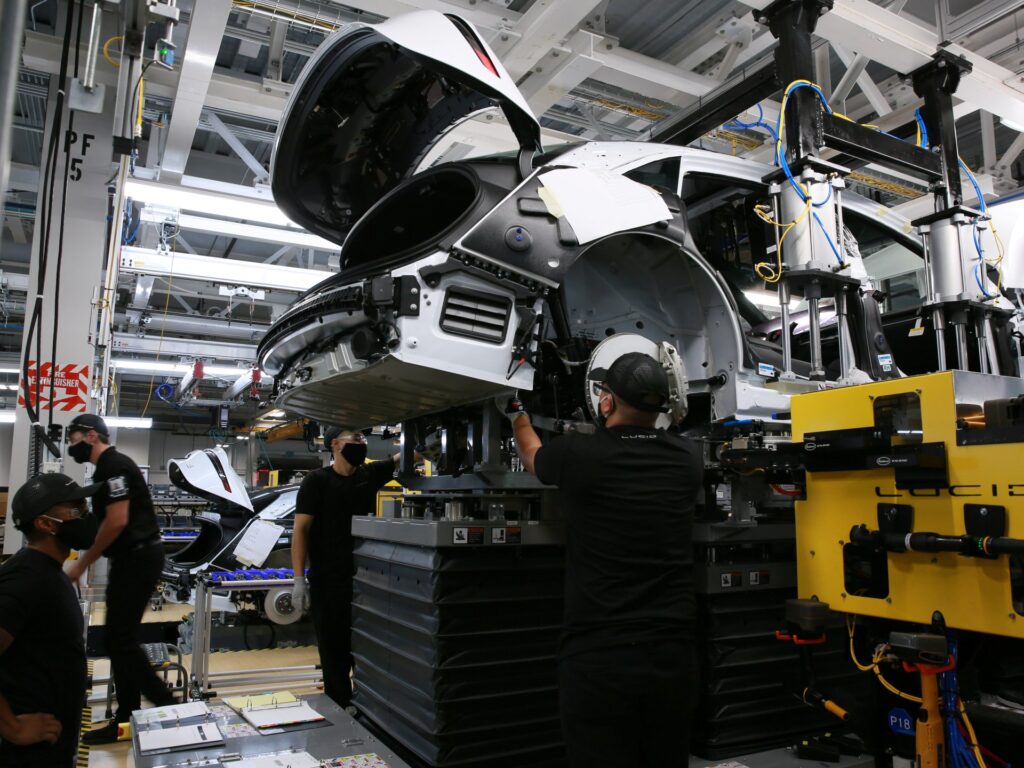 هيمنة الصين على السيارات الكهربائية العالمية تتحدى استعداد الغرب