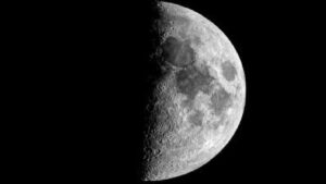 فلكية جدة: “قمر رمضان” في تربيعه الأول.. اليوم