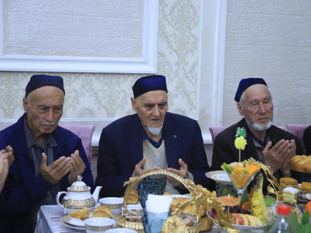 الدعاء الجماعي وإجلال كبار السن.. أبرز التقاليد الرمضانية المتوارثة في أوزبكستان