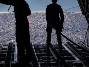 على متن رحلة إنزال جوي لمساعدات أردنية فوق مدينة غزة