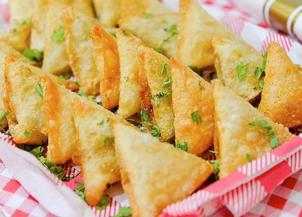 عربات الـ”فود ترك” تتنافس فيما بينها لتقديم الأطباق الرمضانية الشعبية