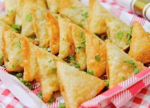 عربات الـ”فود ترك” تتنافس فيما بينها لتقديم الأطباق الرمضانية الشعبية