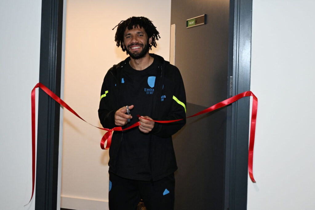 شاهد.. النني يفتتح أول غرفة للصلاة في ملعب أرسنال