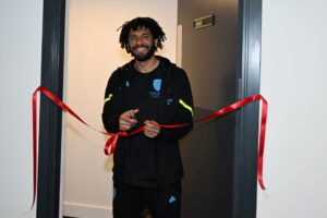 شاهد.. النني يفتتح أول غرفة للصلاة في ملعب أرسنال