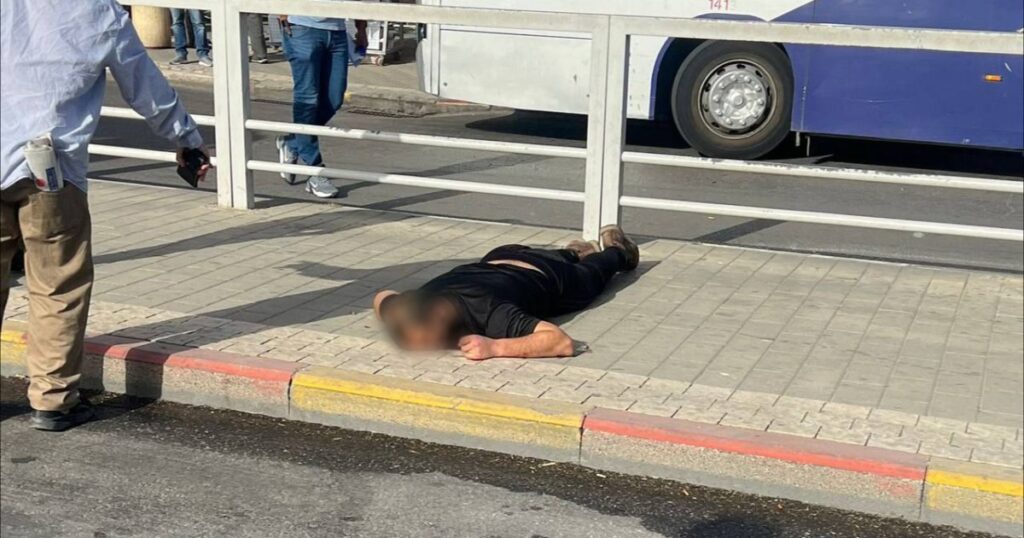 إصابة إسرائيلييْن في عملية طعن ببئر السبع واستشهاد منفذها