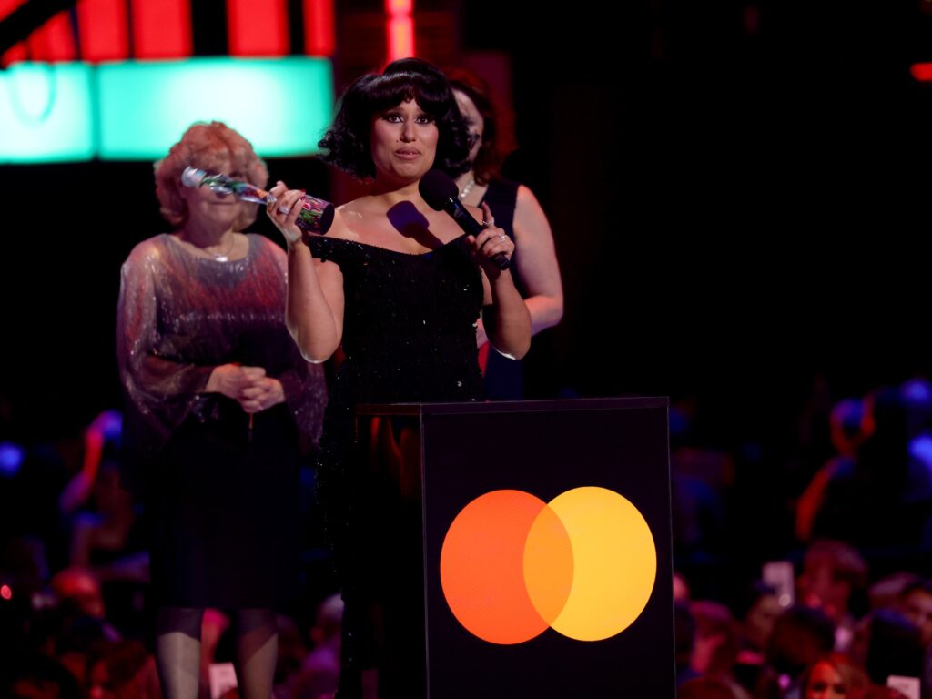 راي تكتسح “بريت أووردز” بـ6 جوائز وتحقق رقما قياسيا