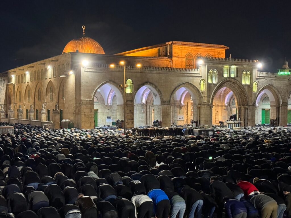 الاحتلال يمنع طواقم الهلال الأحمر من دخول المسجد الأقصى