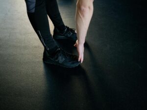 ماذا يحدث لجسمك كلما لمست أصابع قدميك بدون ثني ركبتيك؟