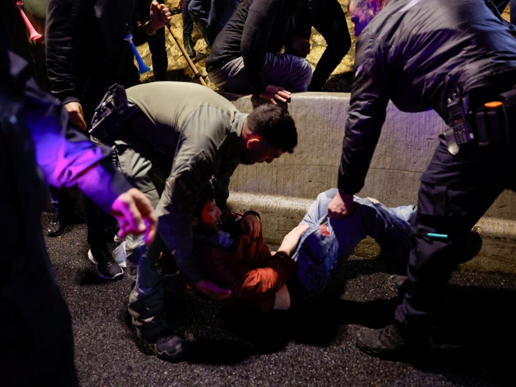 الشرطة تعتقل 10 بمظاهرات إسرائيلية حاشدة تطالب بصفقة تبادل ورحيل نتنياهو