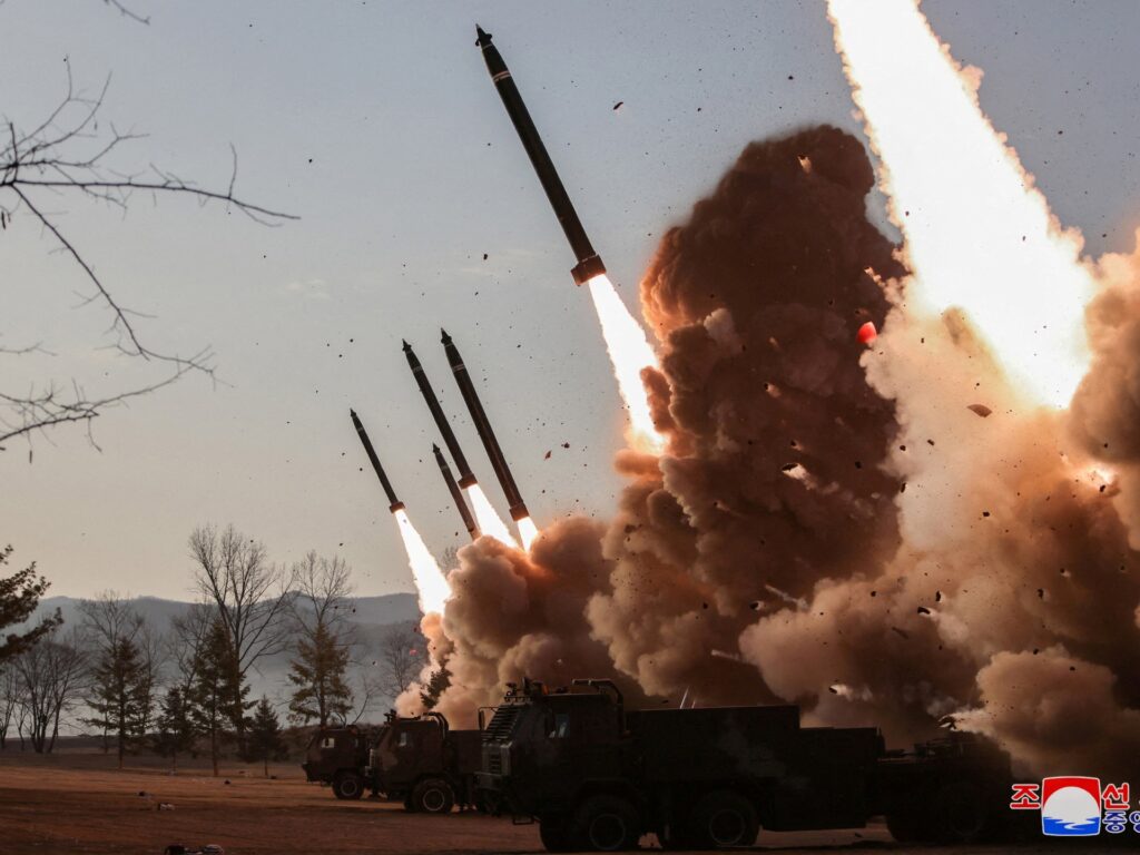 زعيم كوريا الشمالية يشرف على تدريبات مدفعية جديدة