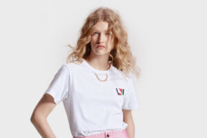 “لويس فيتون” تغضب اللوبي الصهيوني بسبب قميص يحمل ألوان علم فلسطين