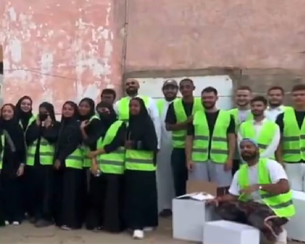 «عيش لتعطي».. متطوعون يتسابقون للخير عبر توزيع وجبات على الصائمين في جدة