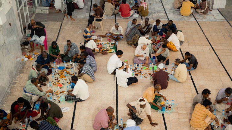 إفطار جماعي ينظمه أحد التجار في محافظة حضرموت يدعو فيه العابرين وأهالي الحي من الفقراء، الجزيرة نت.