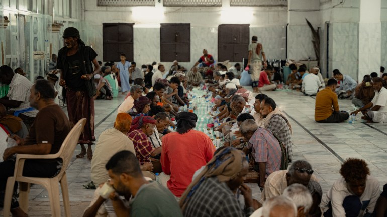 إفطار جماعي ينظمه أحد التجار في محافظة حضرموت يدعو فيه العابرين وأهالي الحي من الفقراء، الجزيرة نت.