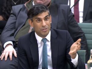 سوناك في قفص الاتهام بسبب وزير مصري سابق