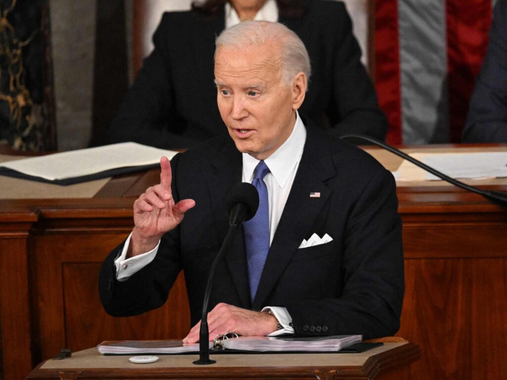 بايدن يشيد بأدائه الاقتصادي ويلوح بفرض ضرائب على الأغنياء