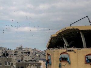 طائرات 5 دول تسقط مساعدات من الجو شمال غزة