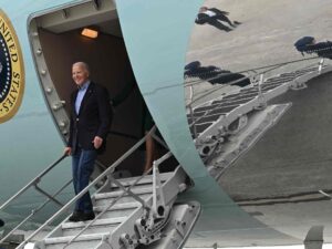 مبارزة انتخابية بين بايدن وترامب في ولاية الحسم