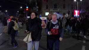 قادمة من غلاف غزة.. مسيرة عائلات الأسرى تصل القدس وتحاصر مقر نتنياهو