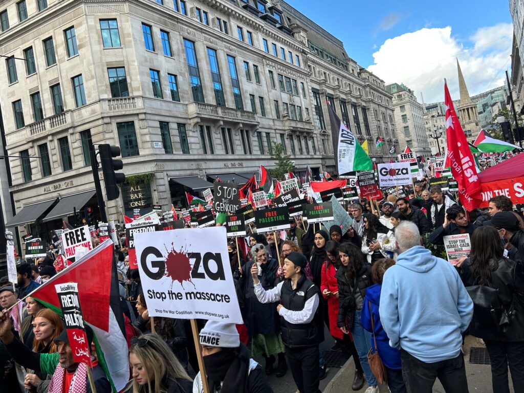 مواقف الأحزاب من العدوان على غزة تزيد من مخاوف المسلمين في بريطانيا