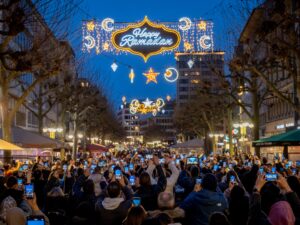 شوارع فرانكفورت تضيء بحلة رمضان في سابقة في ألمانيا