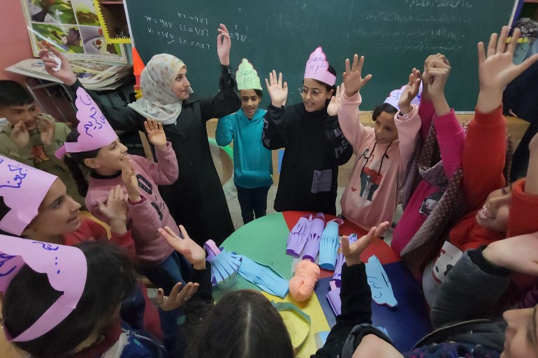 مبادرات تعليمية فردية وجماعية لانقاذ المسيرة التعليمية بعد 5 شهور من الحرب على غزة-رائد موسى-رفح-الجزيرة نت