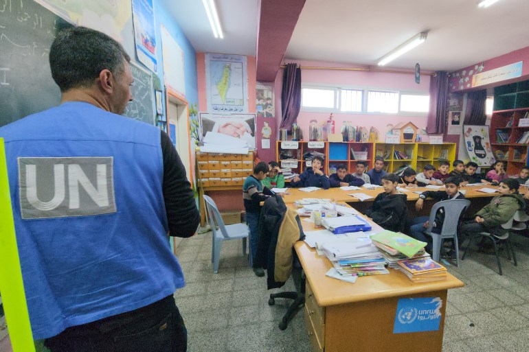 نضوي شمعة مبادرة للتعليم والتفريغ النفسي في مدرسة الطائف غرب مدينة رفح-رائد موسى-رفح-الجزيرة نت