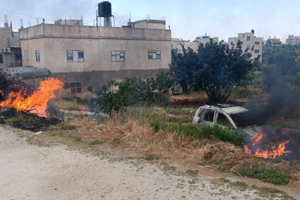 مستوطنون يهاجمون قرى نابلس بحماية من جنود الاحتلال