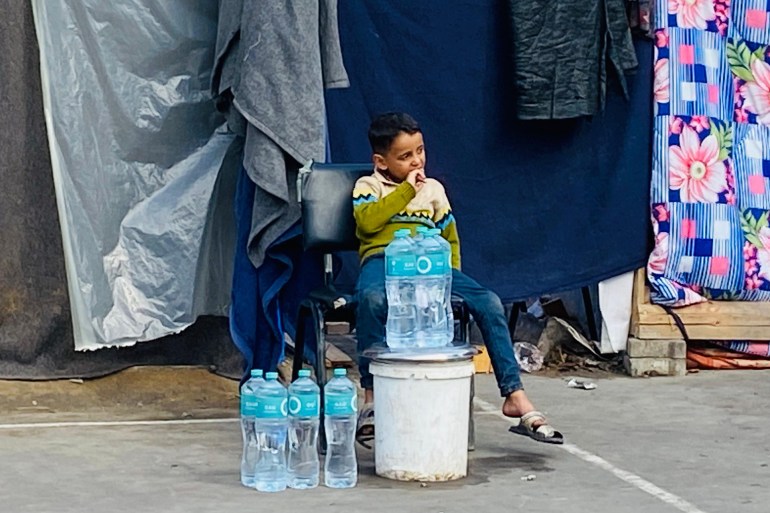 باتت مشاهد الأطفال الباعة مألوفة في شوارع وميادين وأسواق قطاع غزة خلال الحرب للمساهمة في إعالة أسرهم-رائد موسى-رفح-الجزيرة نت