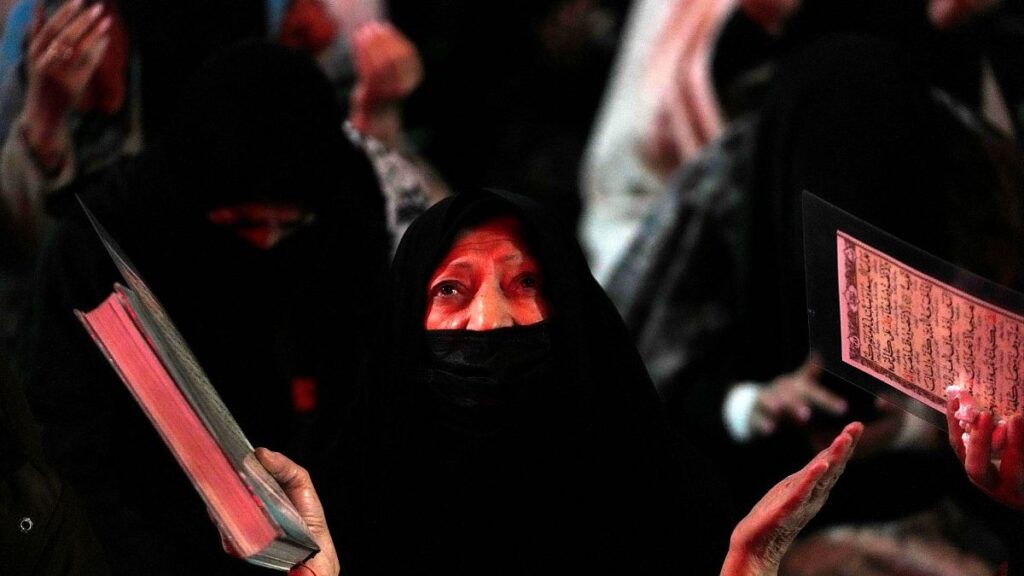 فيديو. الإيرانيون يحيون ليلة القدر وسط طقوس روحانية