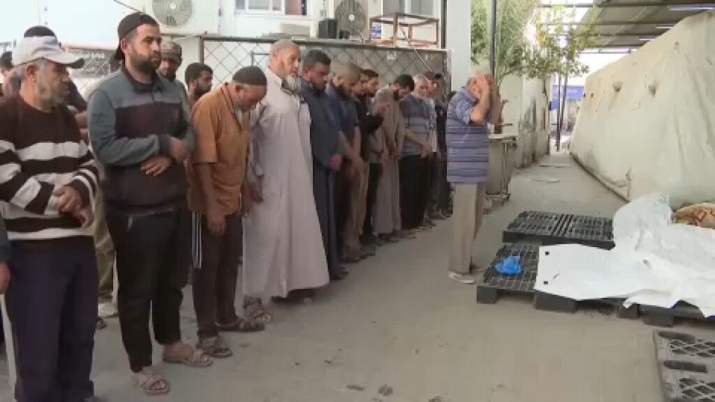 فيديو. 3 قتلى على الأقل في غارة إسرائيلية استهدفت منزلًا في رفح