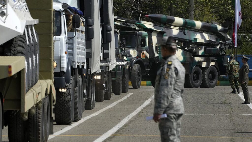 إيران تتعرض لهجوم بالمسّيرات يُرَجح أن إسرائيل نفذته ردًا على هجوم طهران