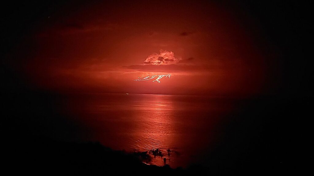 شاهد: بركان “لا كومبري” في الإكوادور يلقي بحممه في المحيط الهادي