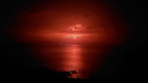 شاهد: بركان “لا كومبري” في الإكوادور يلقي بحممه في المحيط الهادي