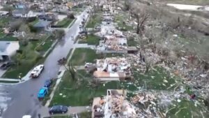 شاهد: “منازل سويت بالأرض”.. أعاصير تضرب الغرب الأوسط الأمريكي وتُلحق أضرارا جسيمة في نبراسكا وأيوا