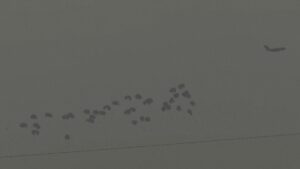 سماء غزة بين طرود المساعدات الإنسانية وتصاعد الدخان الناتج عن الانفجارات