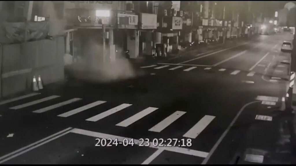 شاهد: كاميرات المراقبة ترصد لحظة إنهيار المباني جراء زلازل هز تايوان