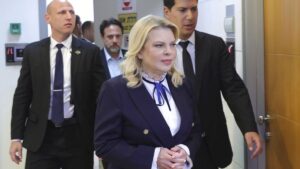 “الدولة تحترق وسارة تصفف شعرها”.. اتهمامات تطال زوجة نتنياهو بفتح صالون خاص بأموال الضرائب