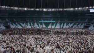 شاهد: أحد ملاعب كأس العالم في قطر يعج بالمصلين لأداء صلاة عيد الفطر
