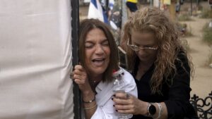 شاهد: عائلات تحيي ذكرى قتلى مهرجان سوبر نوفا الموسيقى بعد نصف عام