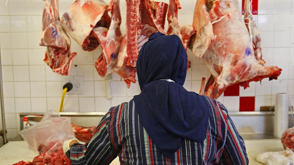 بعد صور صادمة من أحد المسالخ.. تحرك في فرنسا لمنع “الذبح الحلال”