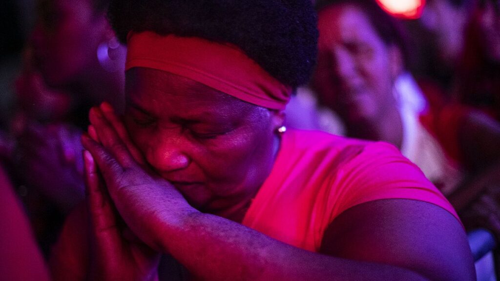 فيديو. بالصلاة والخشوع والألعاب النارية.. البرازيليون في ريو يحتفلون بعيد القديس جورج شفيع مدينتهم