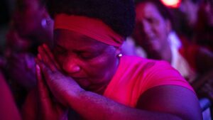 فيديو. بالصلاة والخشوع والألعاب النارية.. البرازيليون في ريو يحتفلون بعيد القديس جورج شفيع مدينتهم