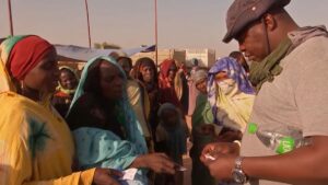 شاهد: لاجئون سودانيون يتدافعون للحصول على حصص غذائية في تشاد