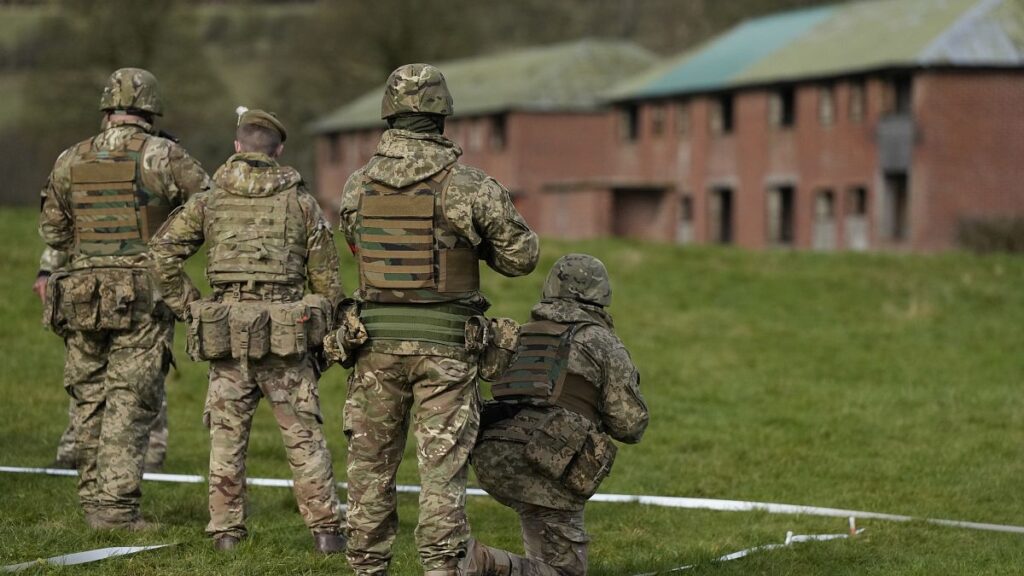 الحرب ضد روسيا استنزفت صفوفها.. أوكرانيا تخفض سن التجنيد العسكري من 27 إلى 25 عامًا لتعزيز جيشها