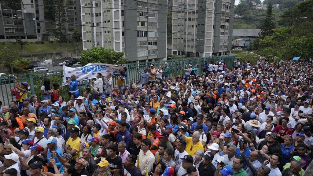 سفير غير معروف.. المعارضة في فنزويلا تختار مرشحها لمنافسة مادورو في الانتخابات الرئاسية