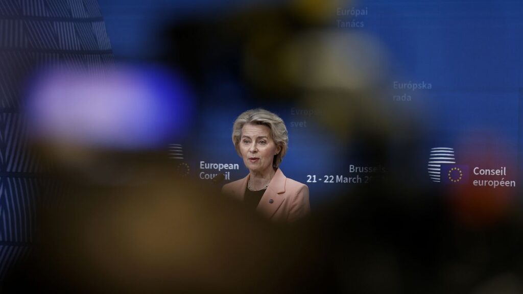 يداك ملطخة بدماء أطفال فلسطين”.. رجل يقاطع كلمة رئيسة المفوضية الأوروبية ويصفها بـ”مجرمة حرب