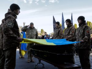 بحثا عن قذيفة.. أوكرانيا تسابق الزمن لتلقيم مدافعها